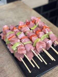 ΣΟΥΒΛΑΚΙ ΧΟΙΡΙΝΟ ΜΕ ΚΟΚΚΙΝΗ ΚΑΙ ΠΡΑΣΙΝΗ ΠΙΠΕΡΙΑ